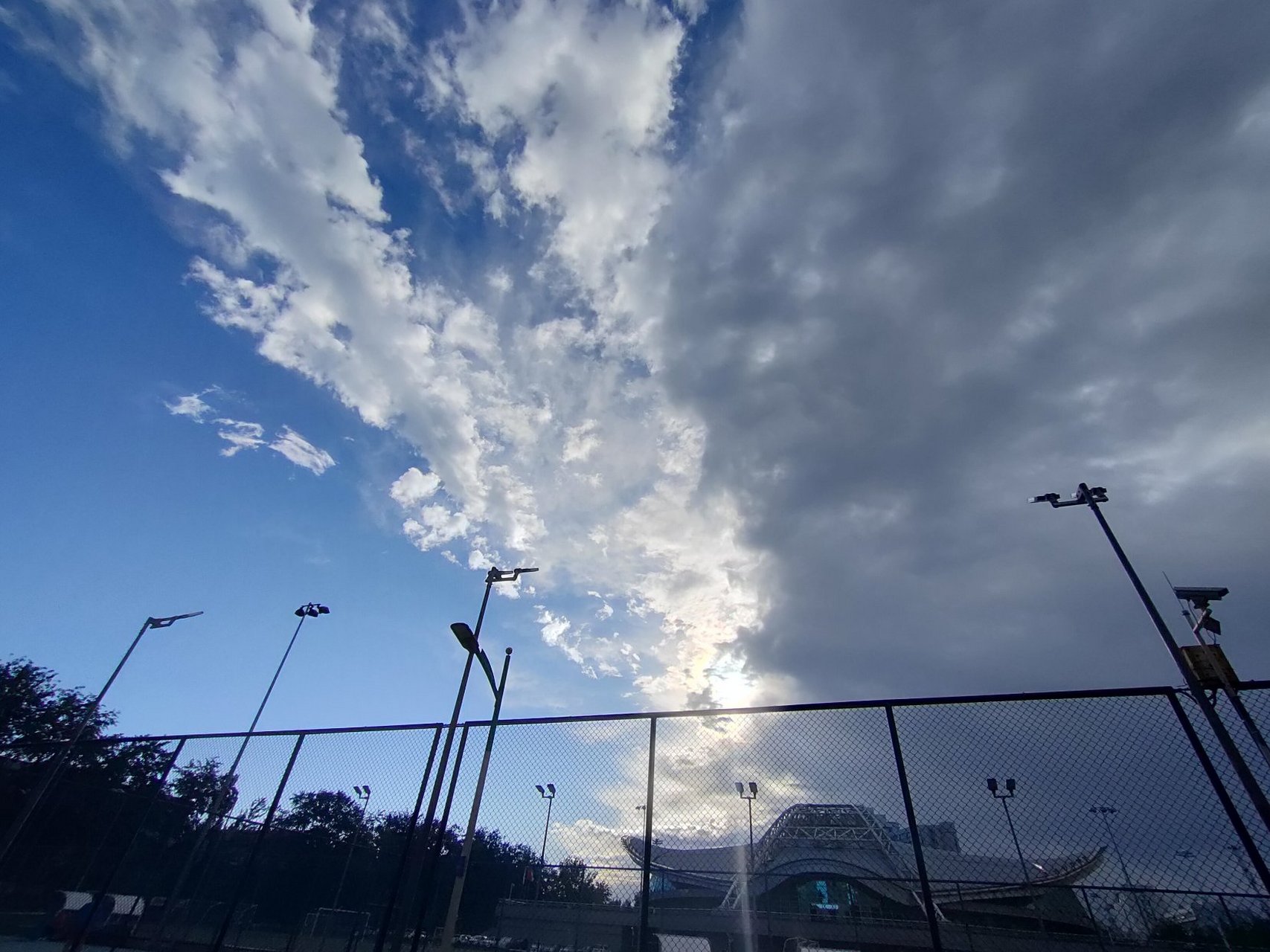 北京天空早上一半晴天,一半阴天