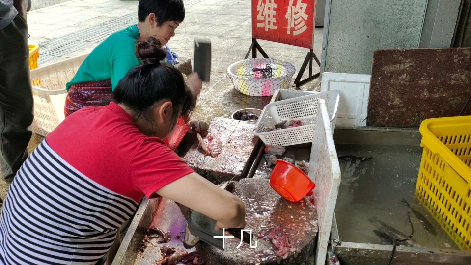 农村集市,花鲢11,裸斑12,草鱼9元,你哪里价格一样吗