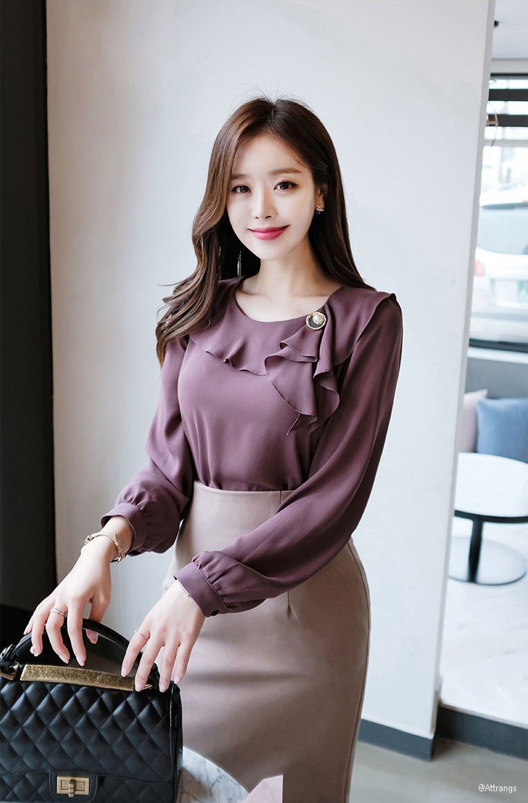 女神金信英:紫色气质优雅雪纺上衣,笑容可掬,仪态端庄