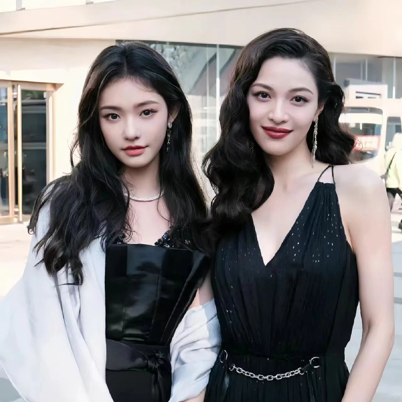 林允不是一眼看就很惊艳的类型 但是合照她好像就没输过[awsl] #林允