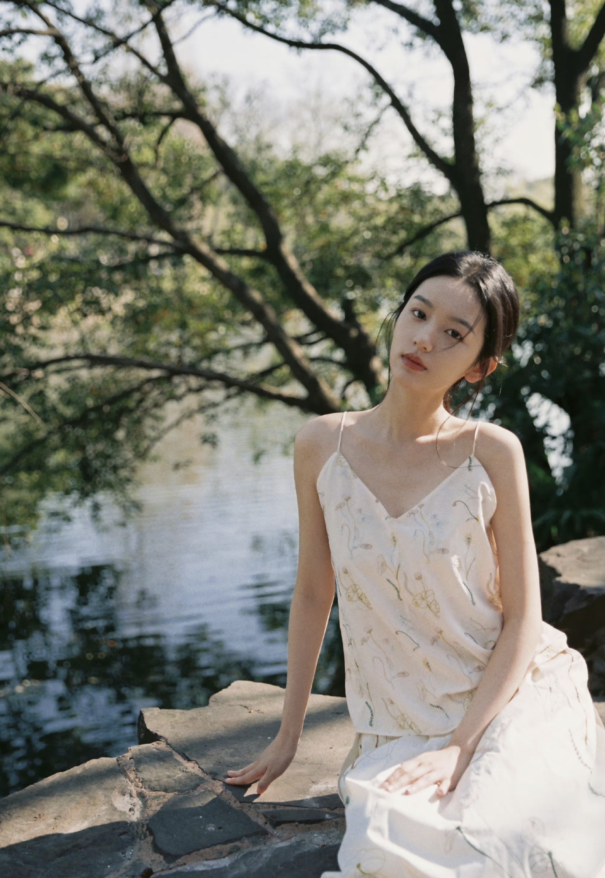 周也i慵懒而洒脱的少女感让人着迷