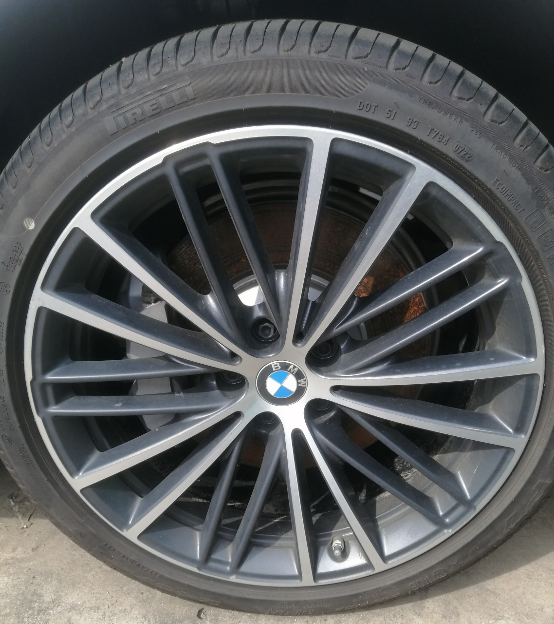 宝马的刹车盘生锈了,要不要抹点油?