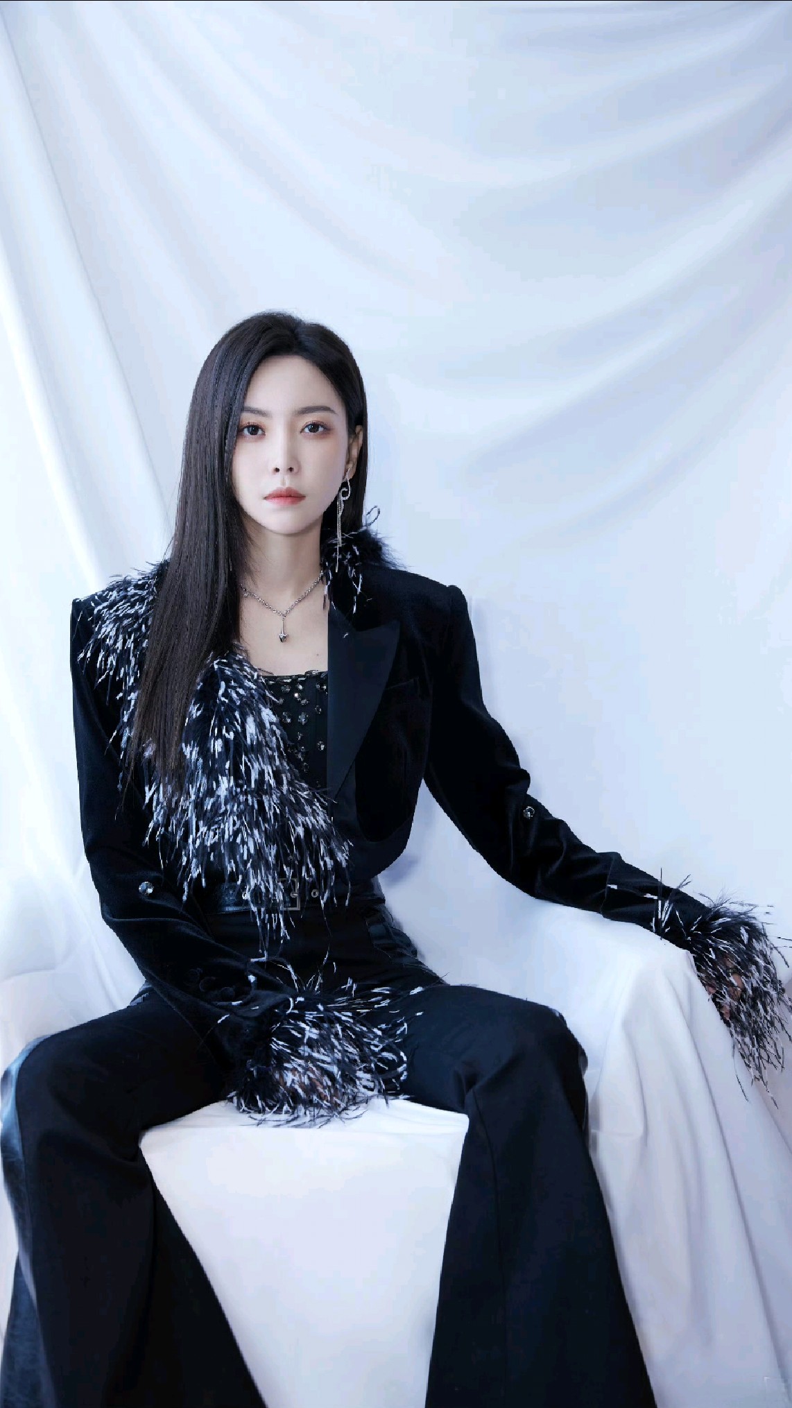 于文文高冷美腿坐姿好开杂志封面