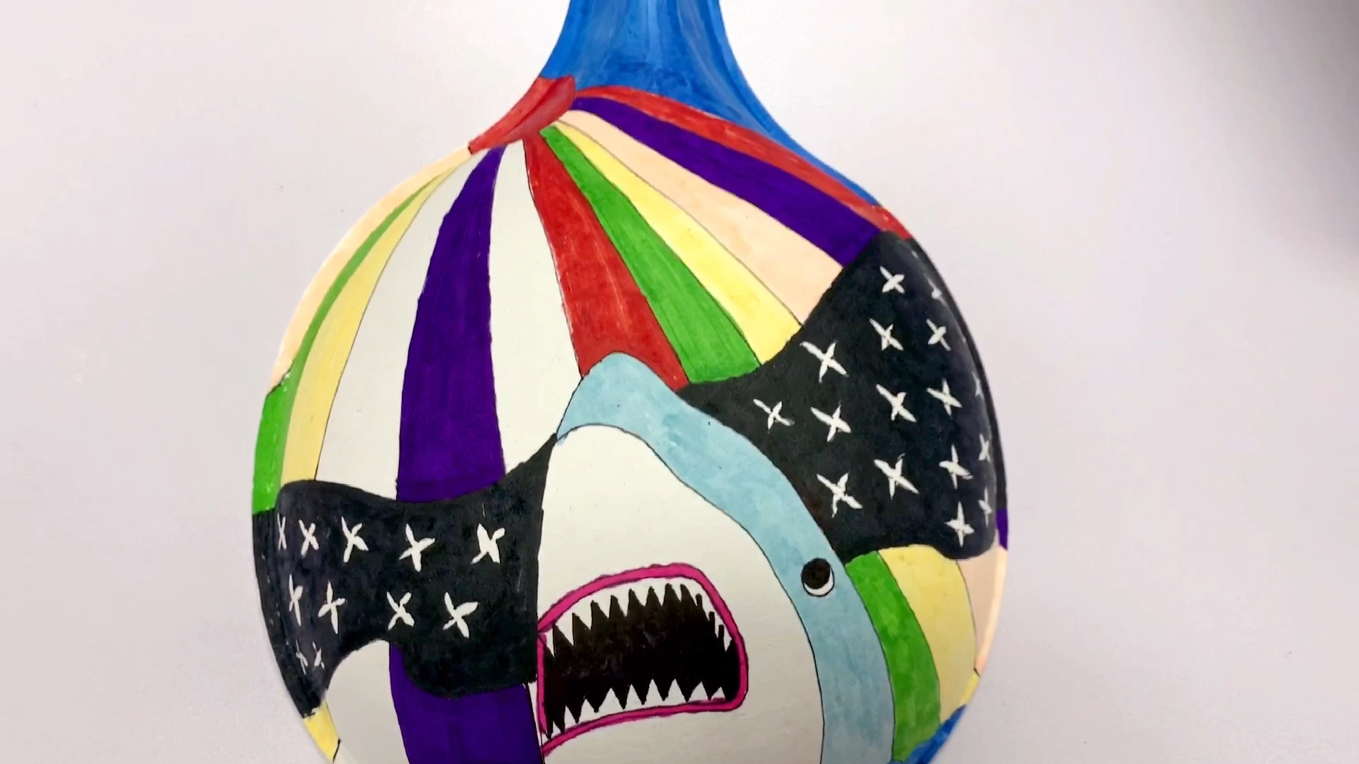 教小朋友们在马勺上画装饰画,大鲨鱼(临摹)