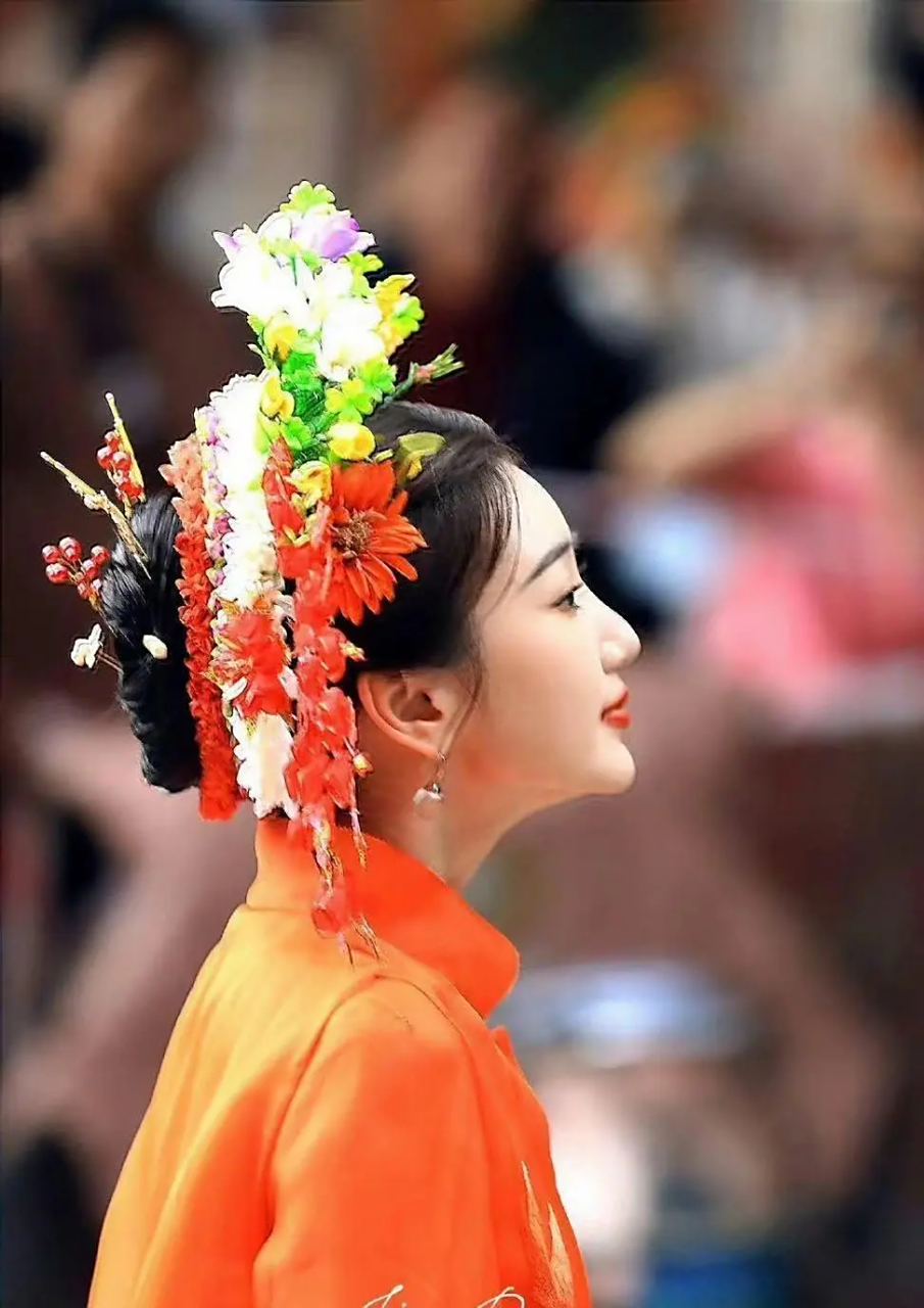 那满头的鲜花簪花围,落落大方.配上中国风衣服,真的好美!