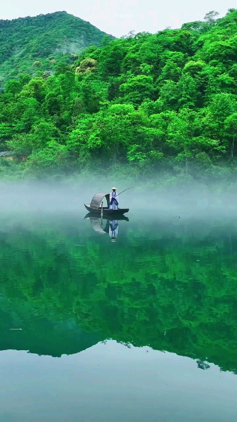 入画小东江晨雾白如薄纱,小舟江中揺曳,使人飘飘然乘云欲归的感觉-度