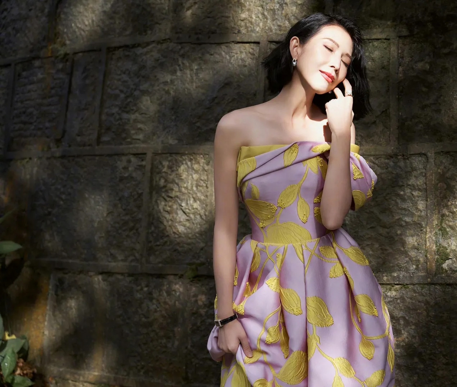 蔡少芬晒出一组出席活动的美图,她这个复古的卷发很有韵味,有一些上