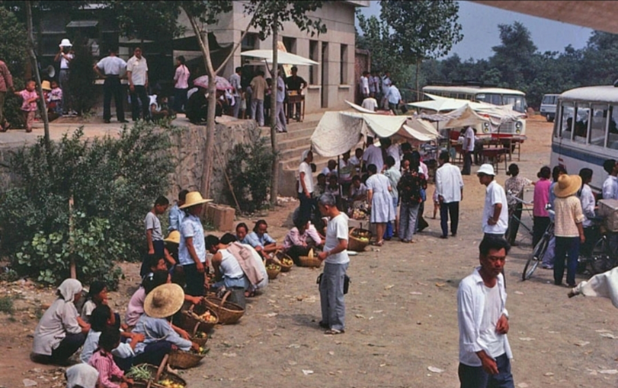 二十世纪八十年代,古城西安郊区,集市上有很多人在卖东西,筐里装的都