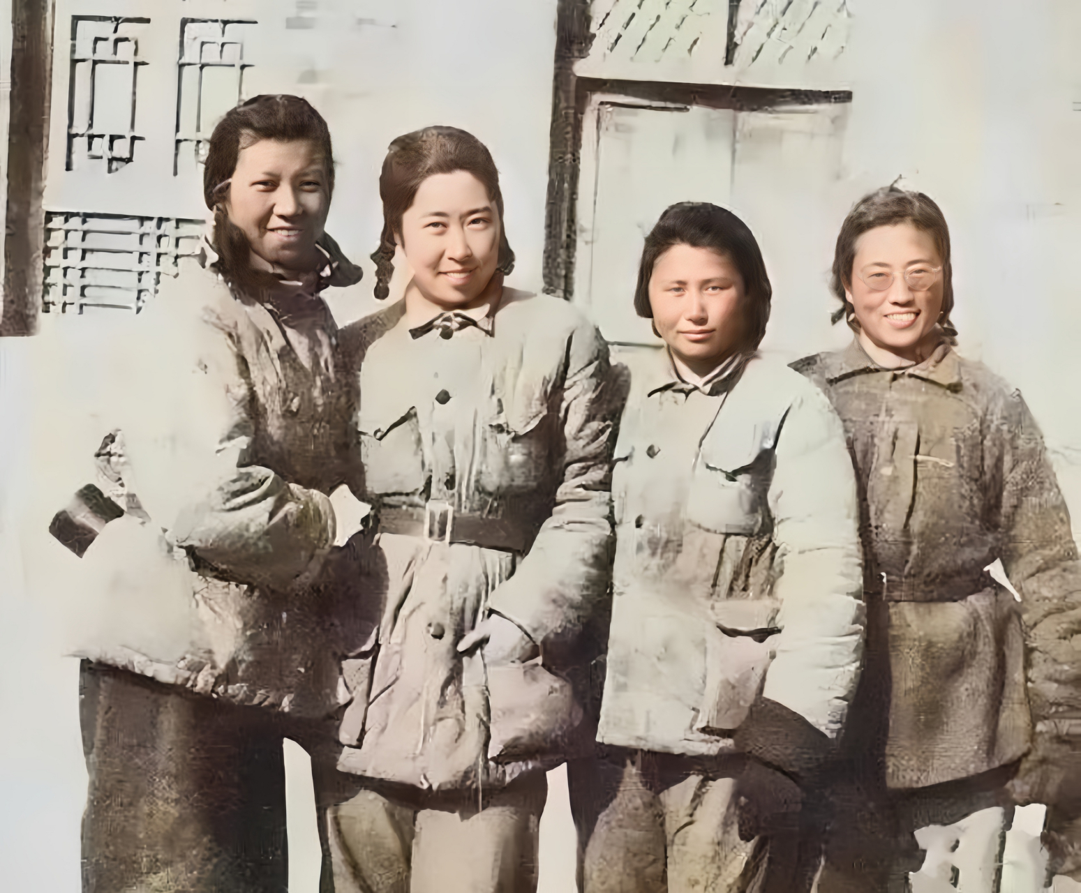 抗战时期,四位女大学生在延安的一张合影,看她们穿着就知道当时的条件