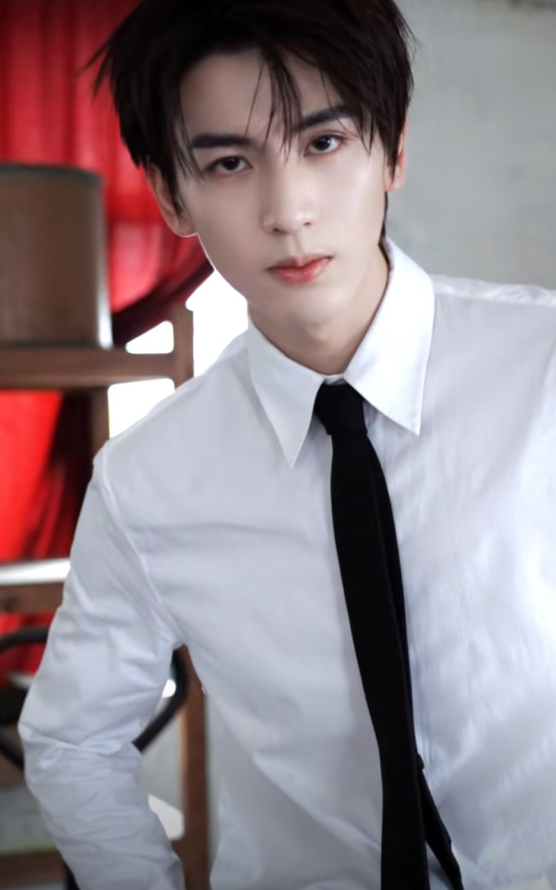 张凌赫晒黑白色调帅照,有高冷学长的既视感了,忧郁的眼神加上略显凌乱