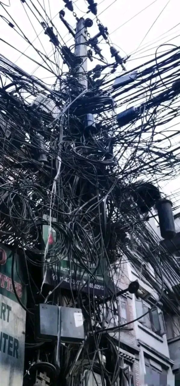 我们印度的电线杆上,密密麻麻的都是电线.