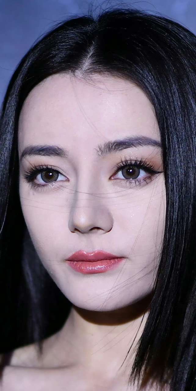 迪丽热巴高清怼脸图# 注意看,这个女人叫迪丽热巴,她正在以一己之力