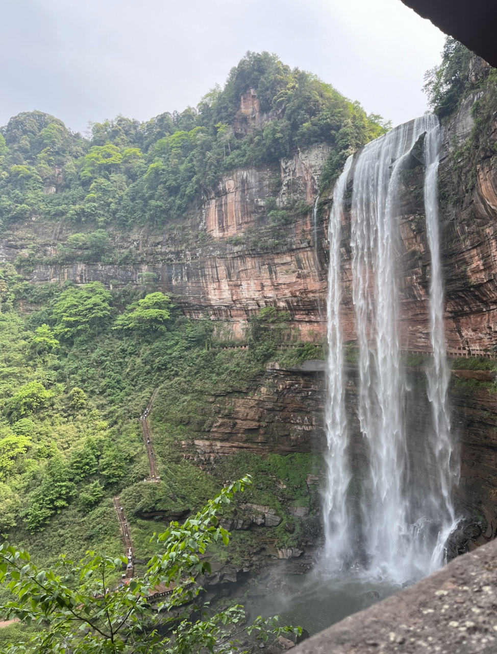 江津四面山是一座以森林和瀑布为主要特色的自然风景区,位于重庆市