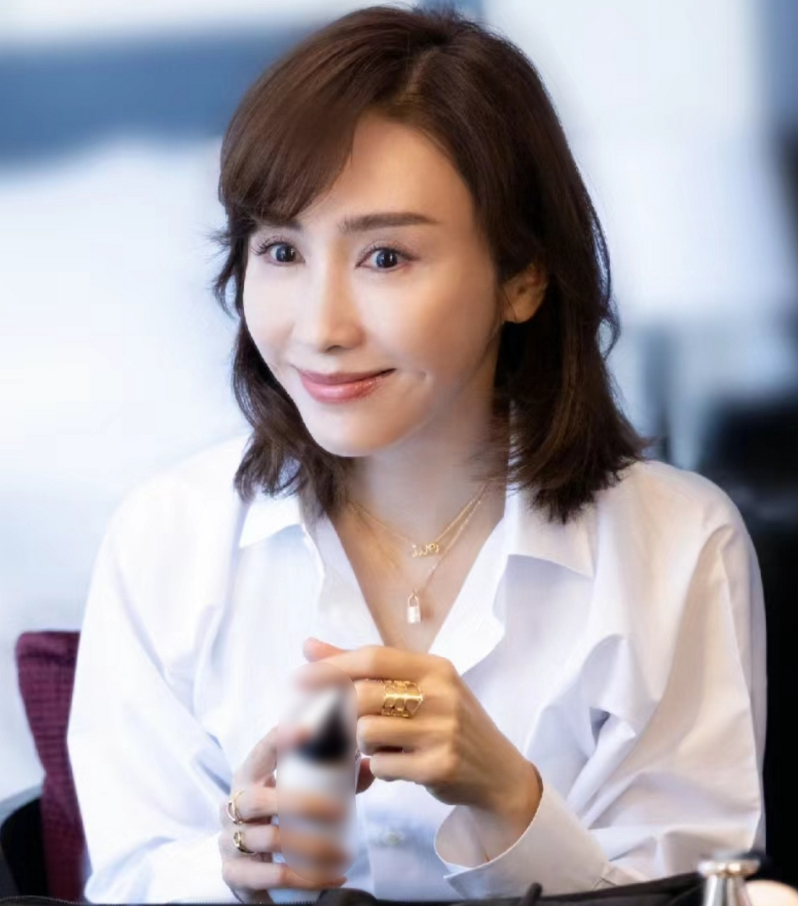 黎姿现身上海出席活动,坐在车里挥手气质出众,有种很大气的美感