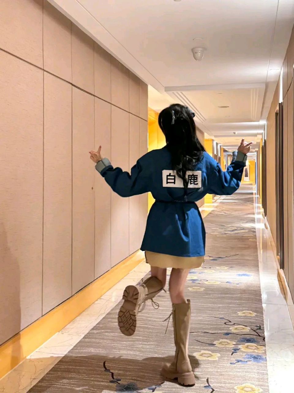 白鹿秋季穿搭 这一身穿搭,外套是亮点 仔细品味一番 你会被它吸引住