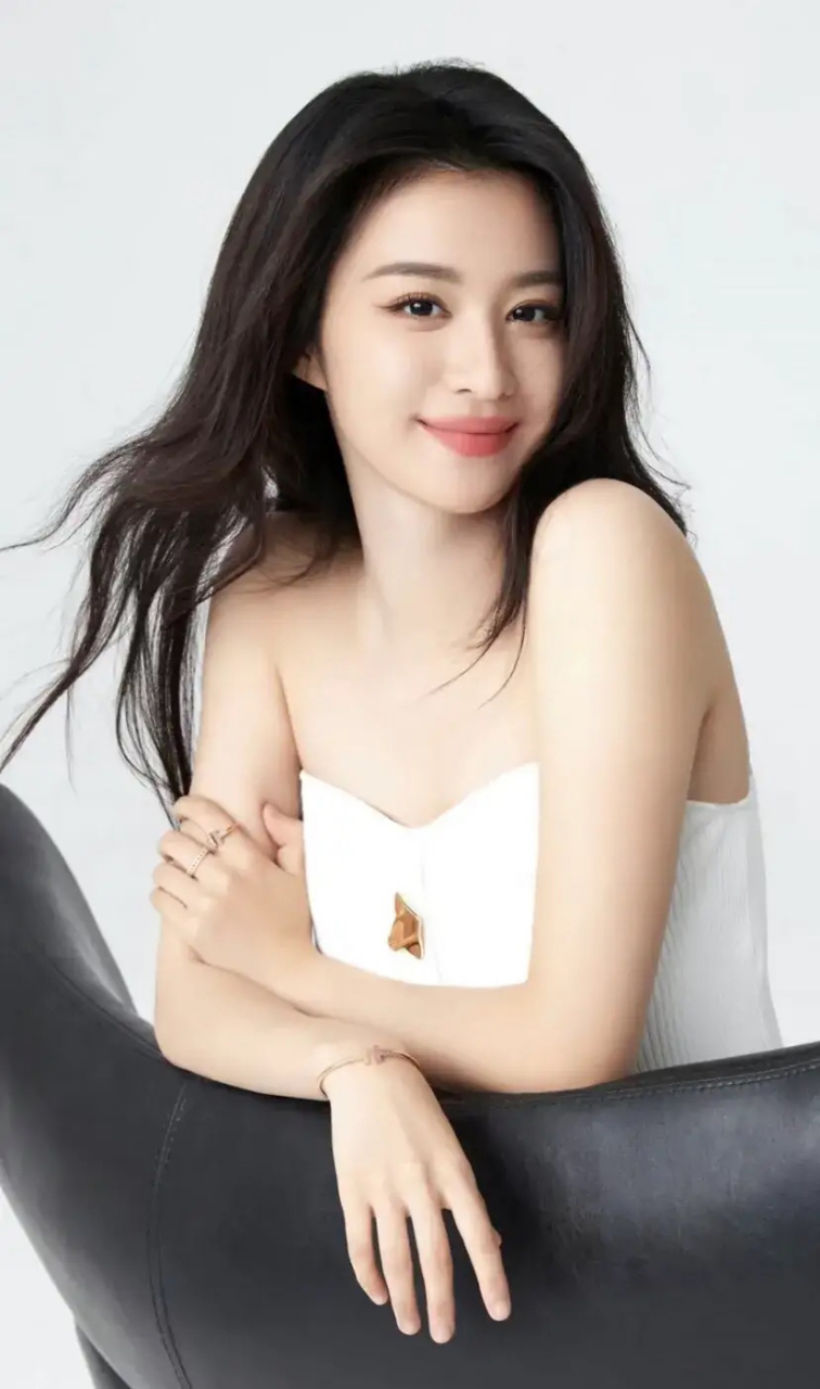 明星王梵然,国色天香,倾国倾城,明艳大气,楚楚动人,非常标准的大美人.