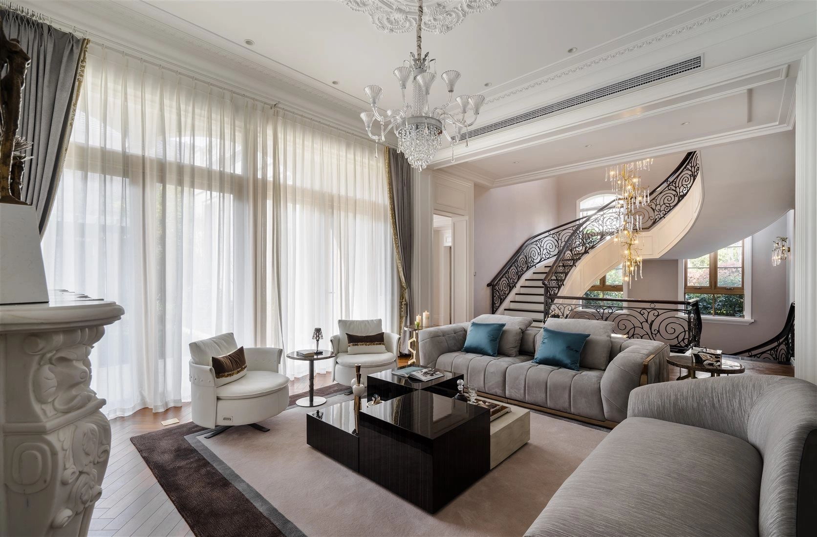 欧式简约风格装修 叠墅也可以装修的很素雅,纯白色的墙面搭配原木色的