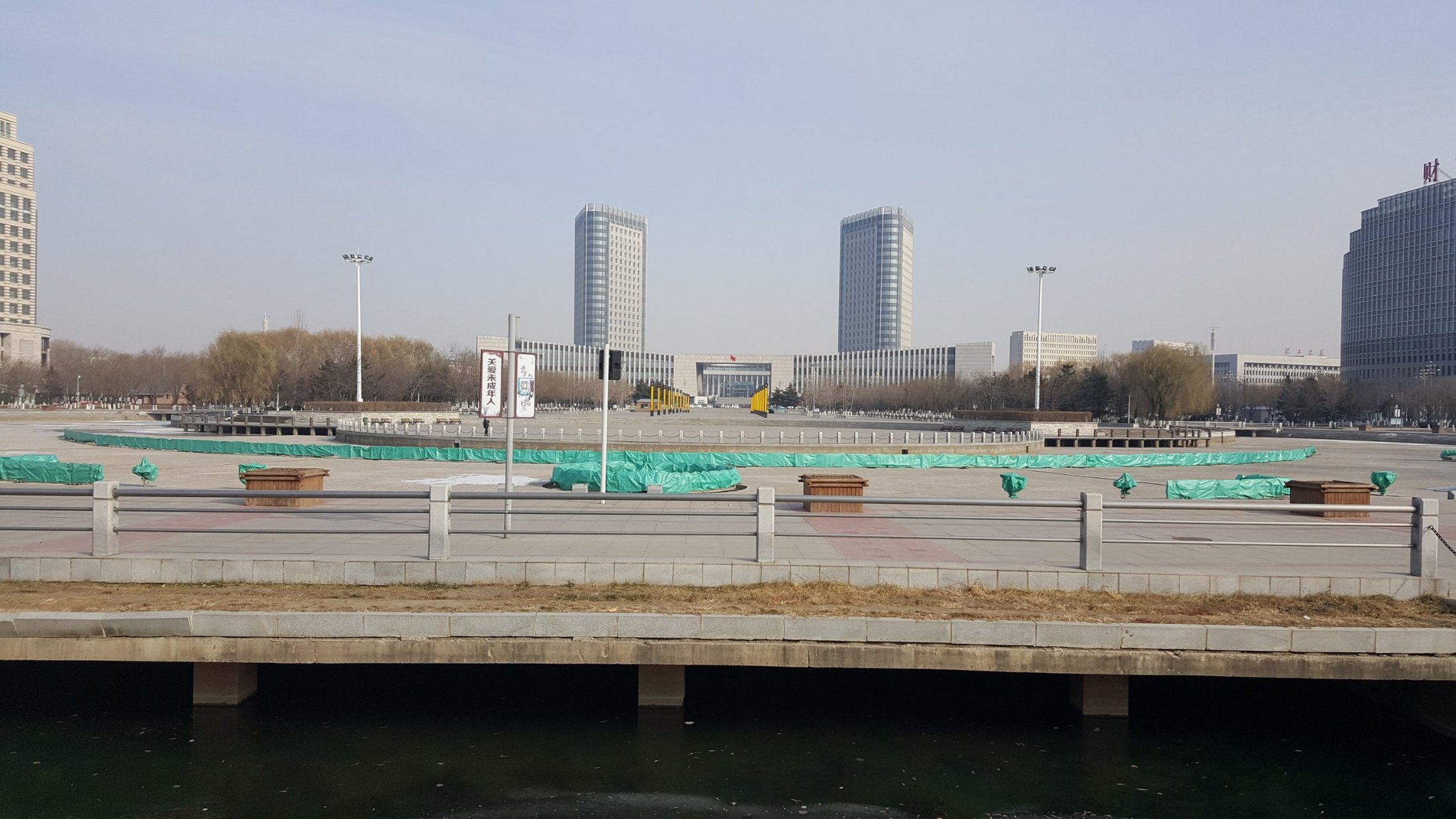 辽阳市政府门前广场(冬季拍)