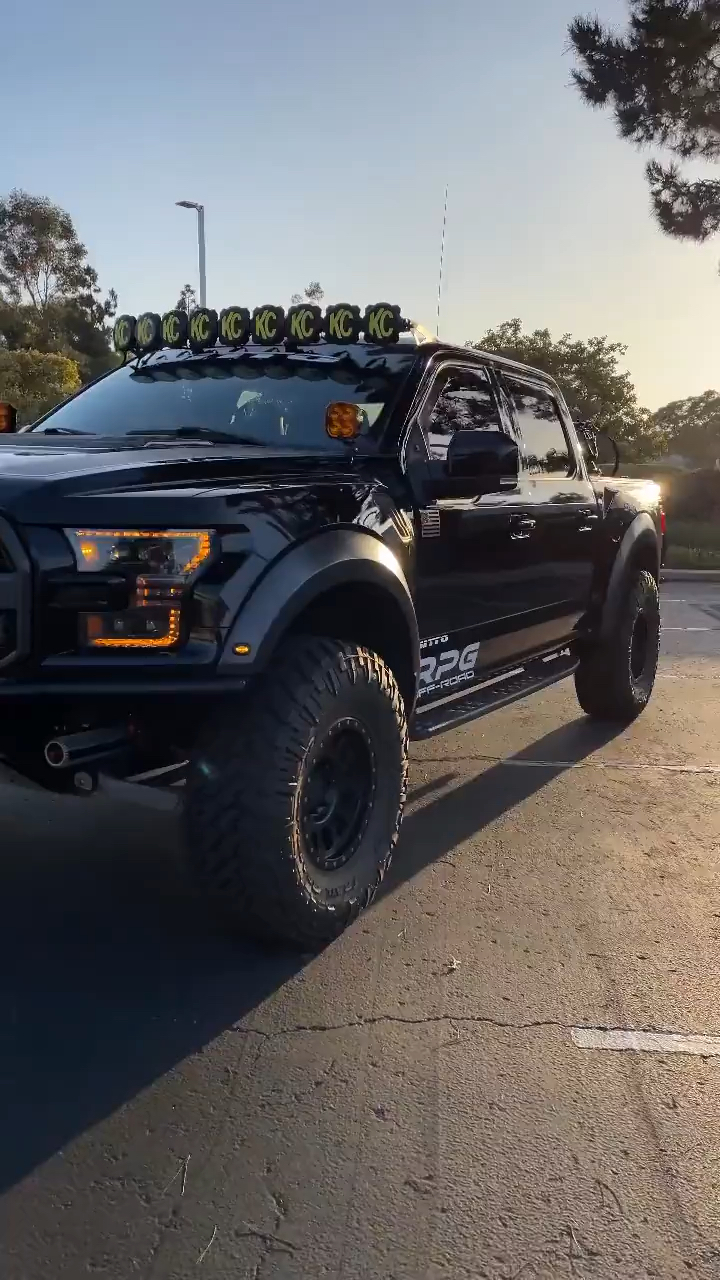 美式经典皮卡车型福特猛禽改装-度小视