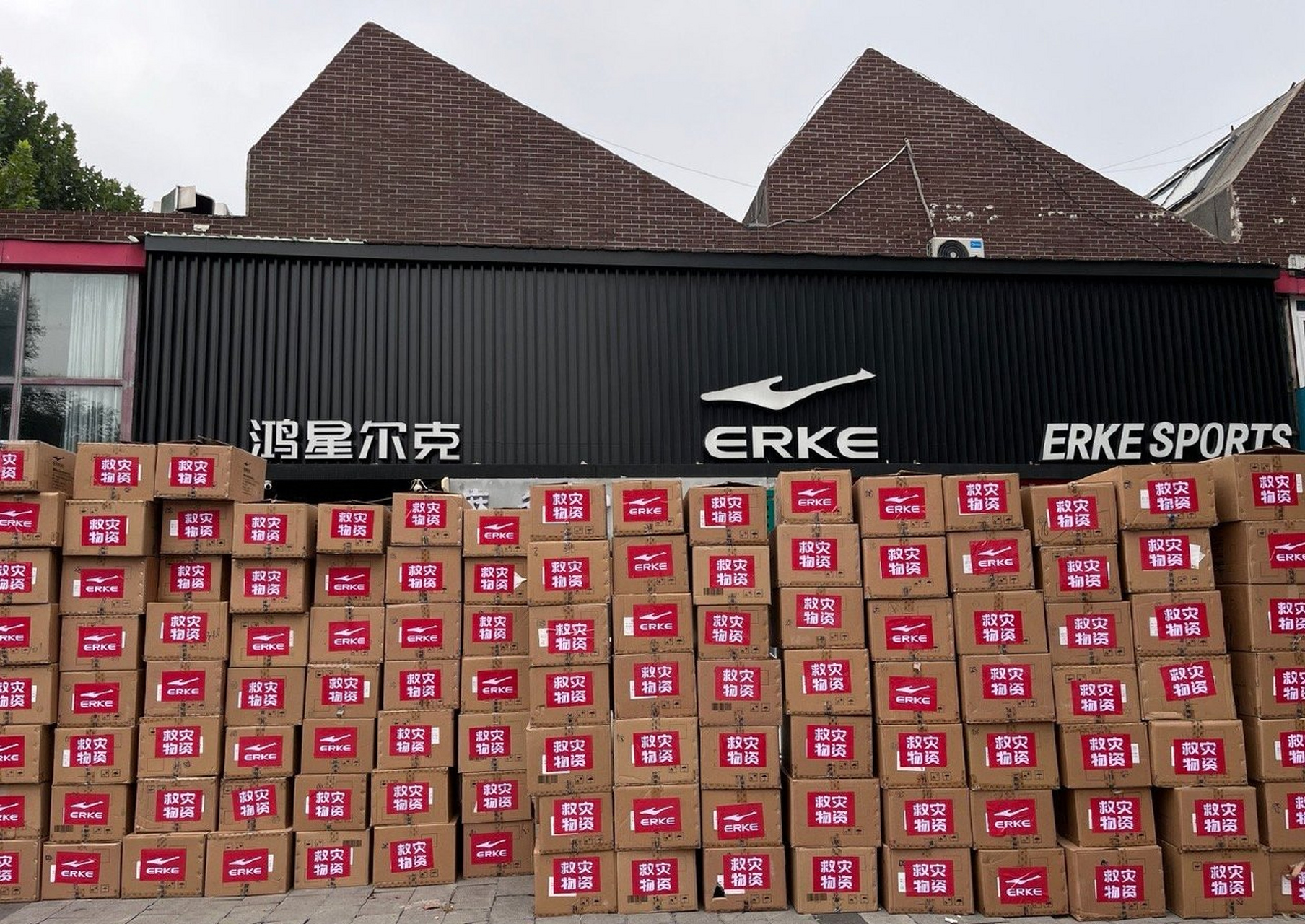 据鸿星尔克官方发布,鸿星尔克公益小分队为抗洪救灾的一线工作者及
