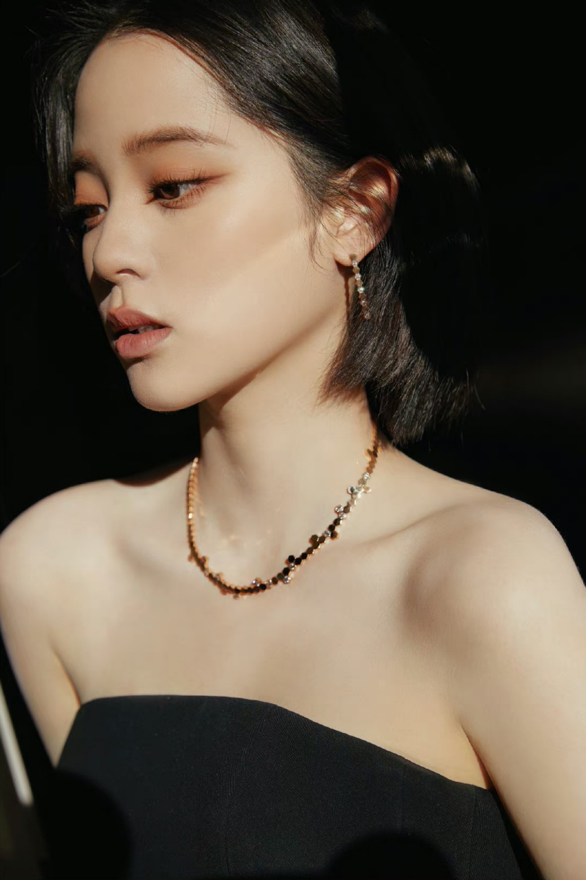 欧阳娜娜# 一袭黑色抹胸裙,甜美清纯的容颜,白皙细嫩的肌肤,婀娜蹲怂