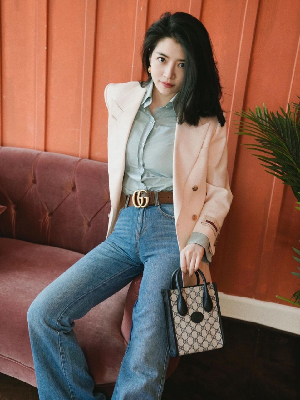 时尚博主"三木"晒穿搭写真,穿白色西服内搭雾霾蓝衬衣,清爽简单有型