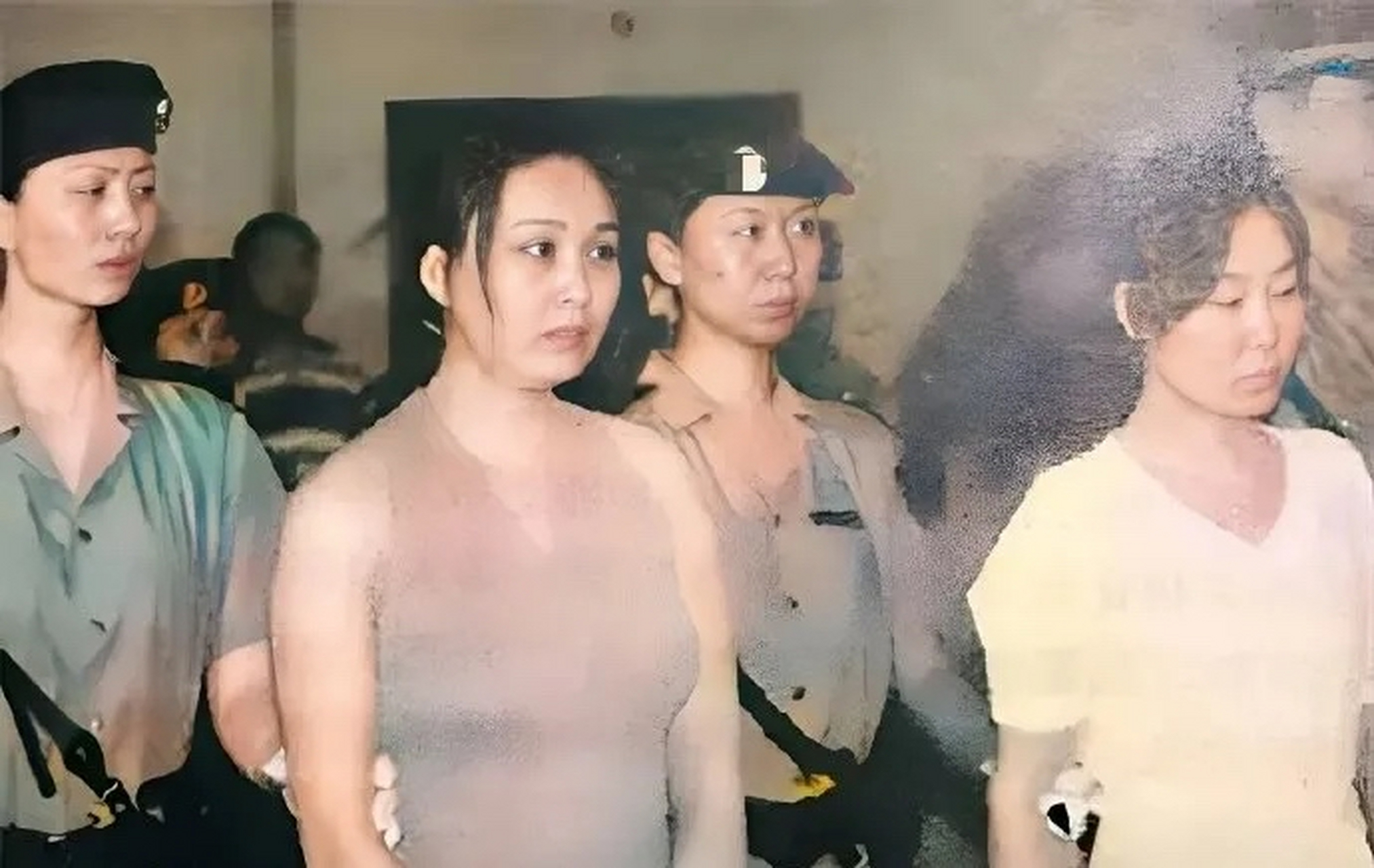 女犯罪嫌疑人拘留押解图片