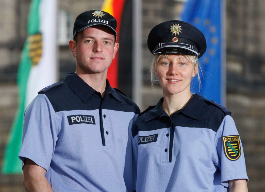 看起来很酷的德国警察