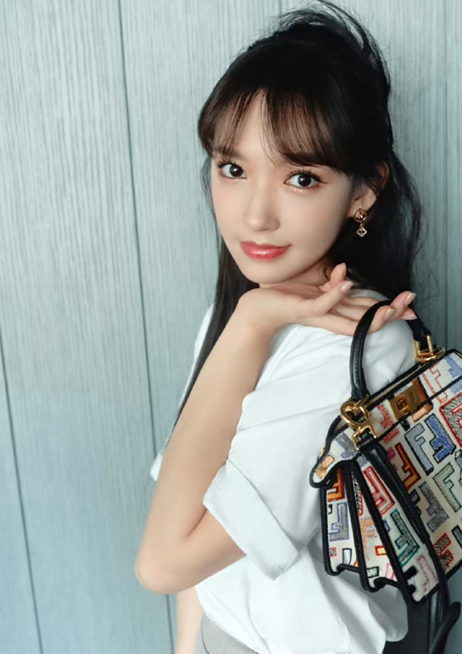 程潇为品牌拍宣传片,单手托腮表情一脸无辜,清新的邻家女孩气质招人