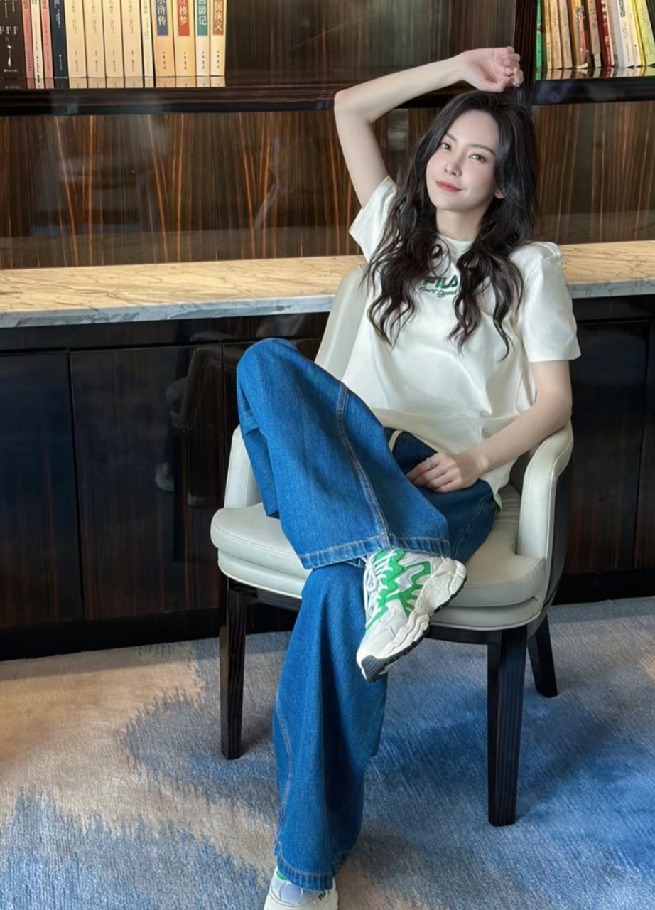 于文文筹备演唱会不忘晒美照,私服休闲十足尽显苗条外形,她的颜值和