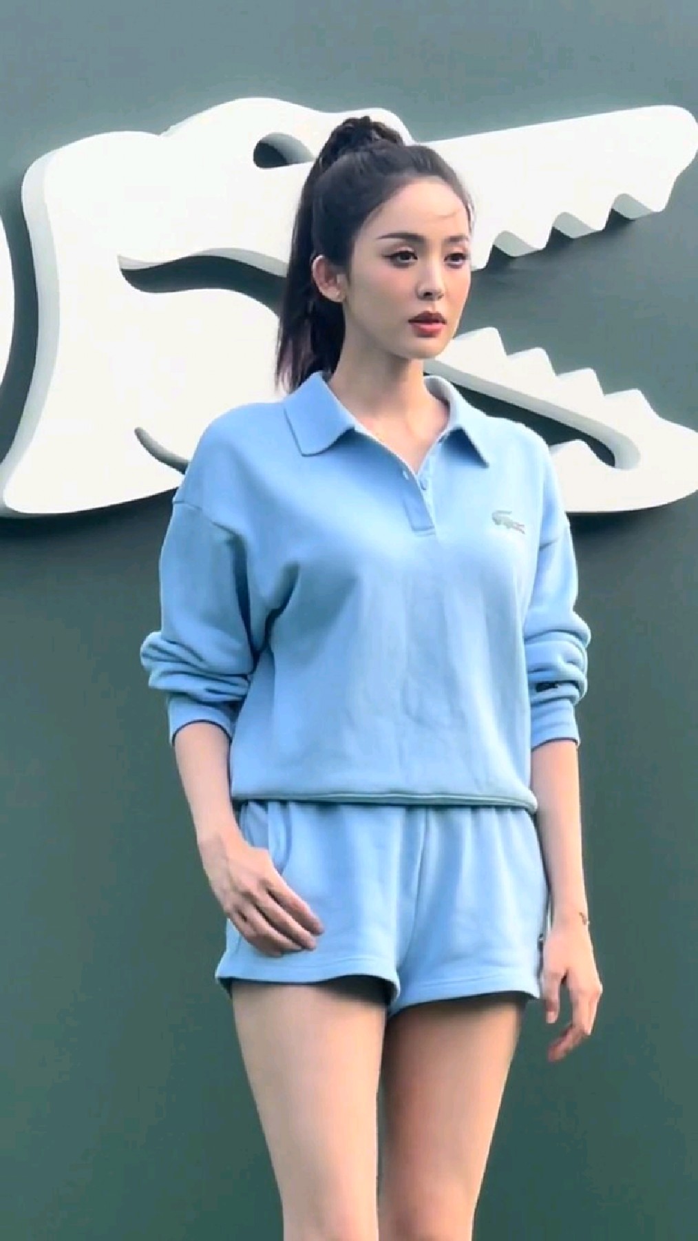 古力娜扎蓝色休闲装造型出席品牌活动,娜扎今天运动风好好看呀!