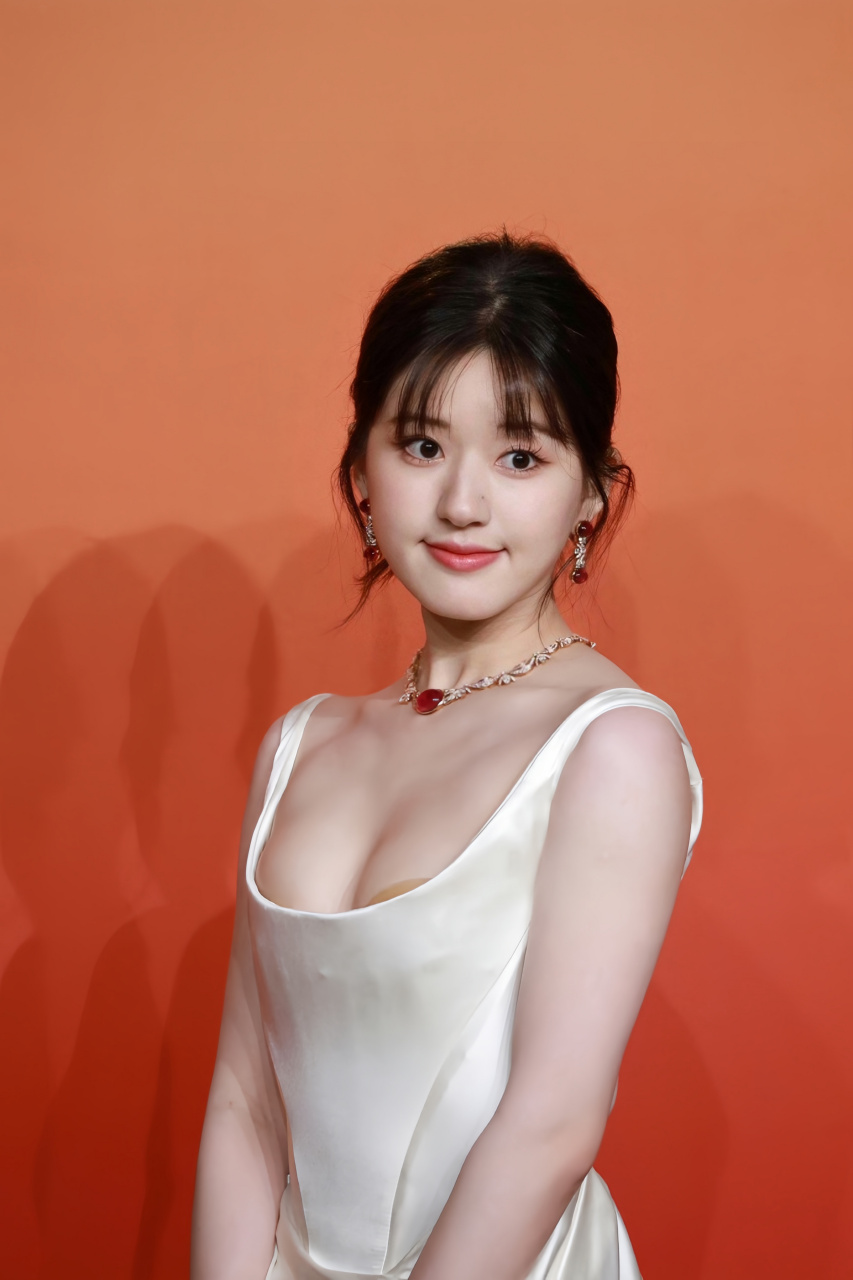 赵露思一袭白色深v抹胸吊带裙参加晚会 ,橱窗里的洋娃青春无敌 .