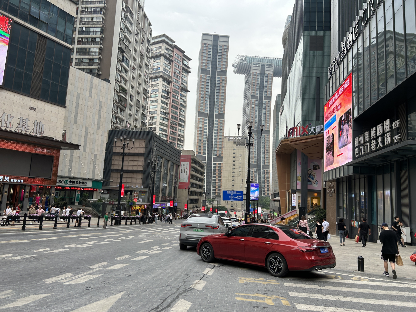 重庆渝中区的这条街,来到这里,给人的感觉就像是到了香港,也像是