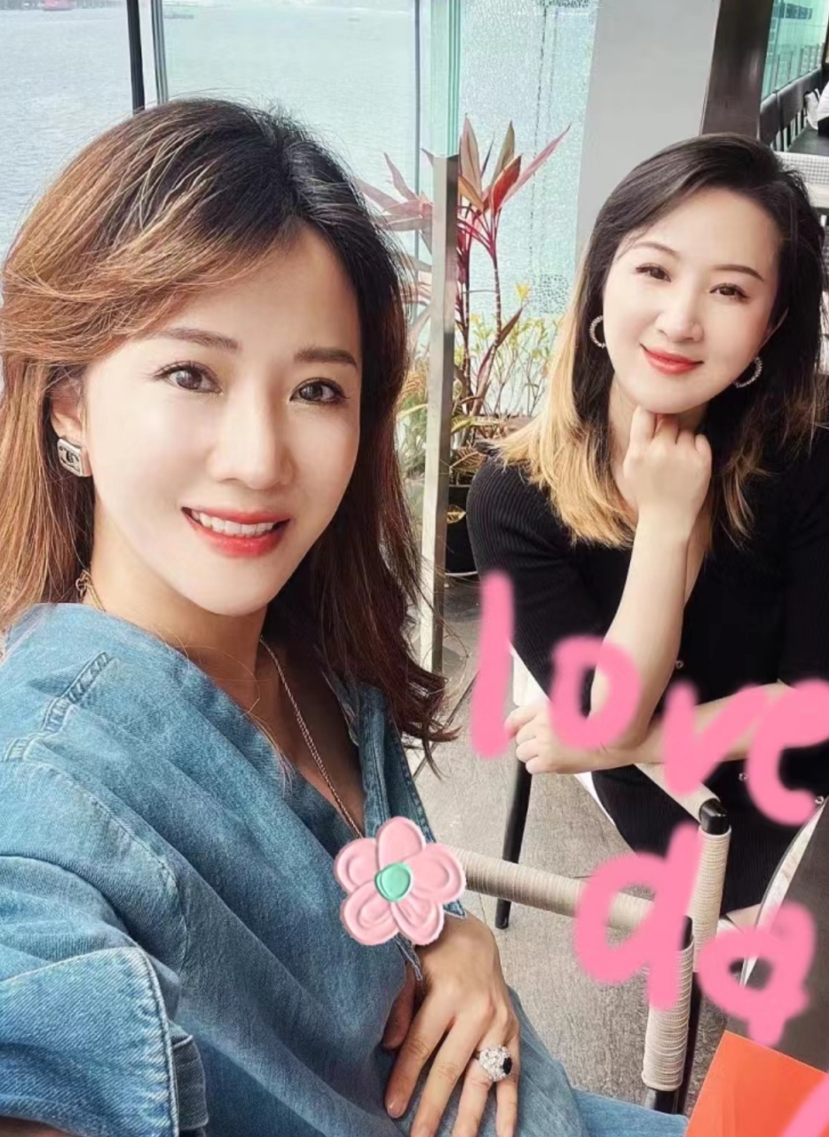 阔太李念和姐姐一同出游,姐妹俩同框长得太像了,姐姐脸颊比较圆润