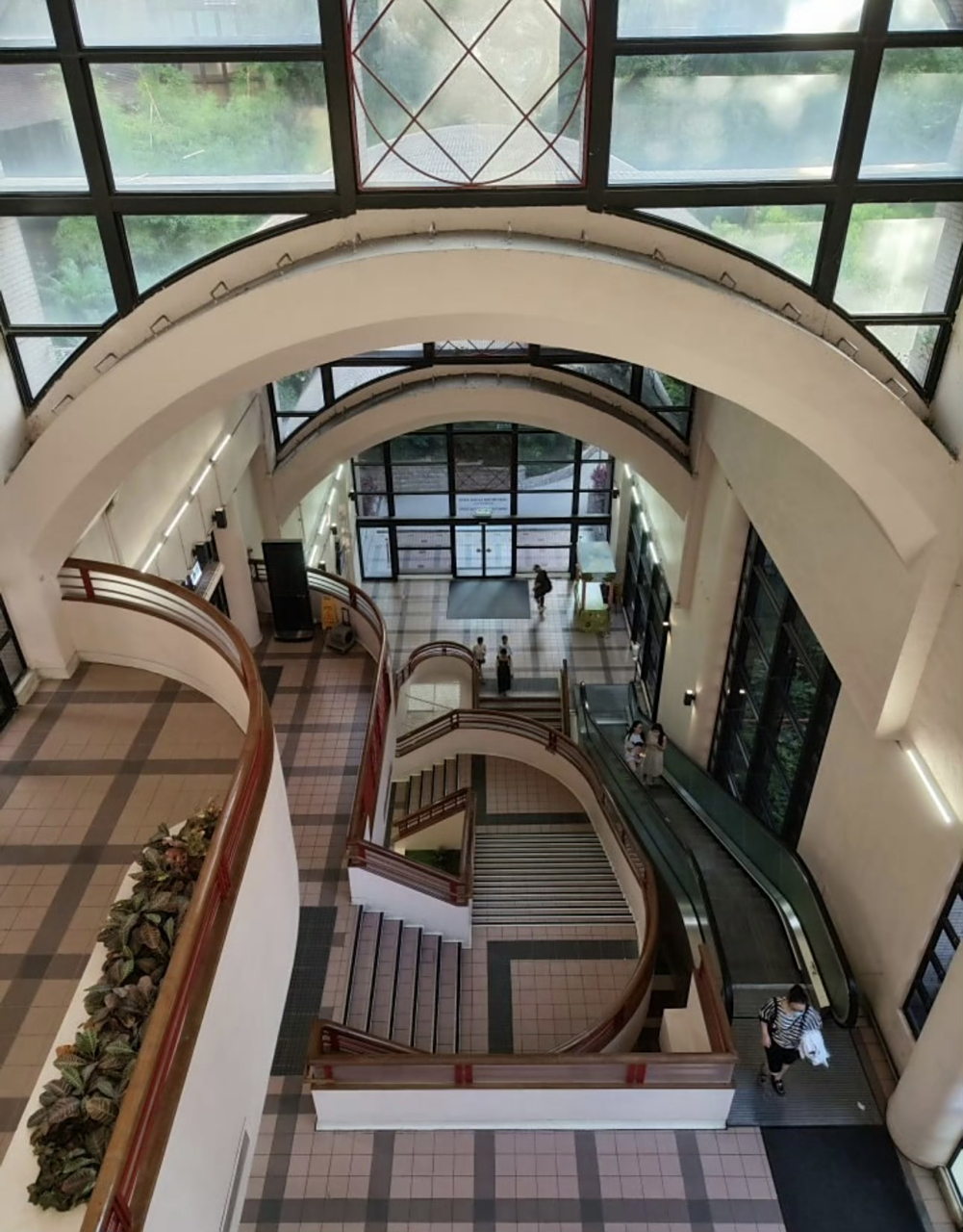 李嘉诚为压他结发妻子造的明月楼,坐轮椅.