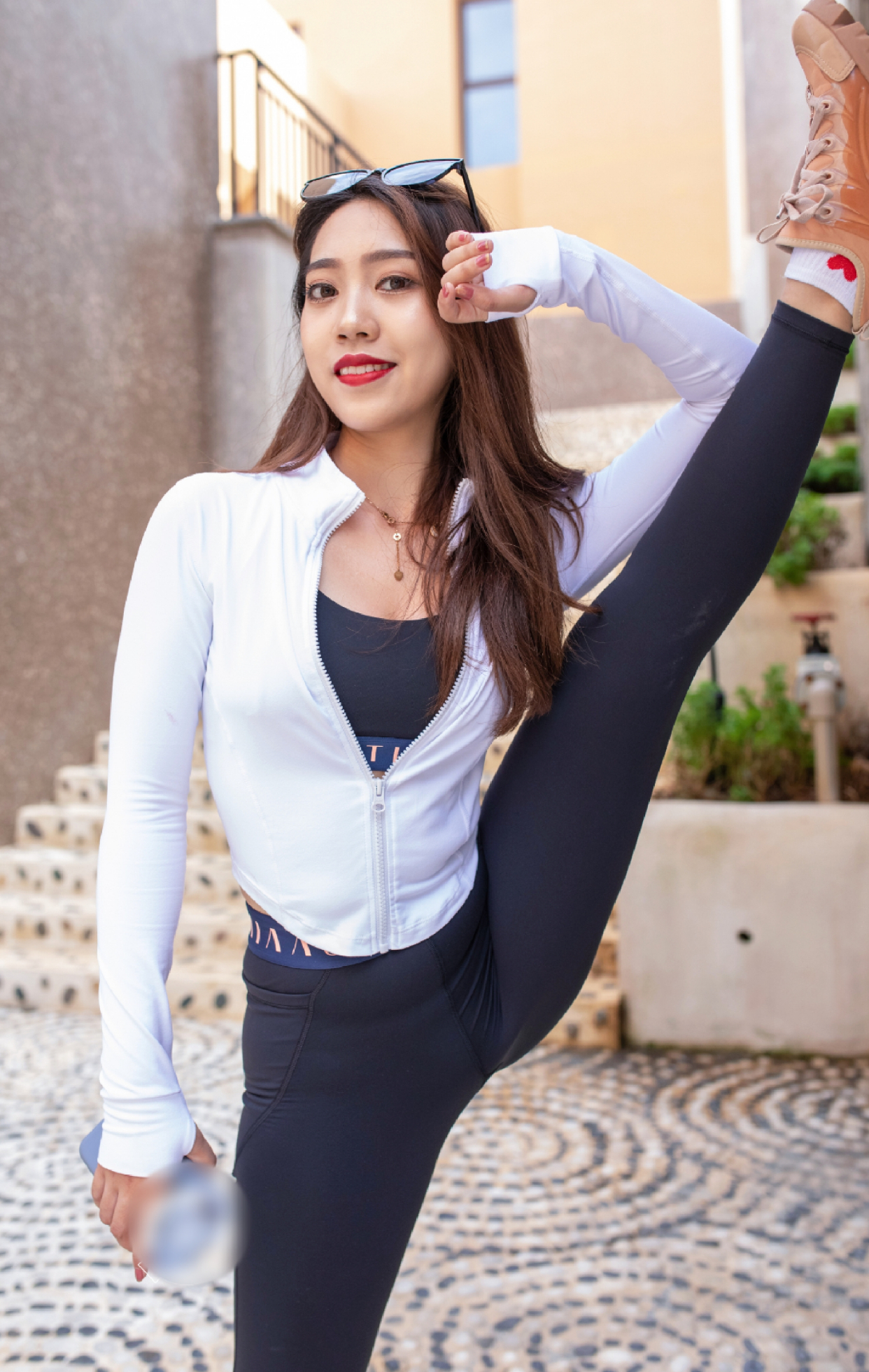 街拍运动装美女,美好的一天从运动开始!