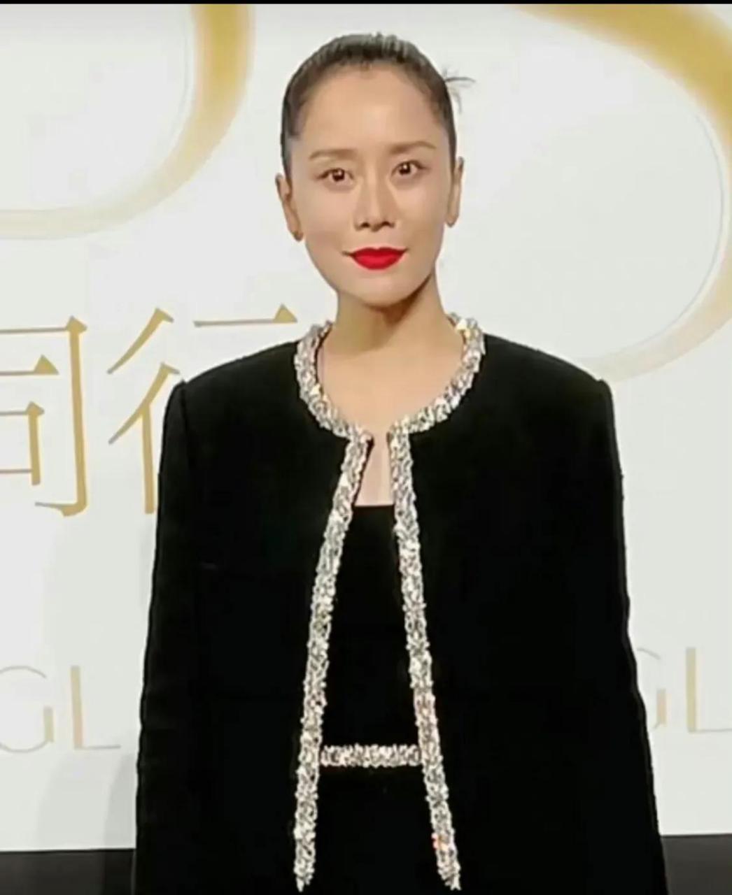 海清新造型被吐槽不适合,国民媳妇还是适合短发 近日海清现身参加活动