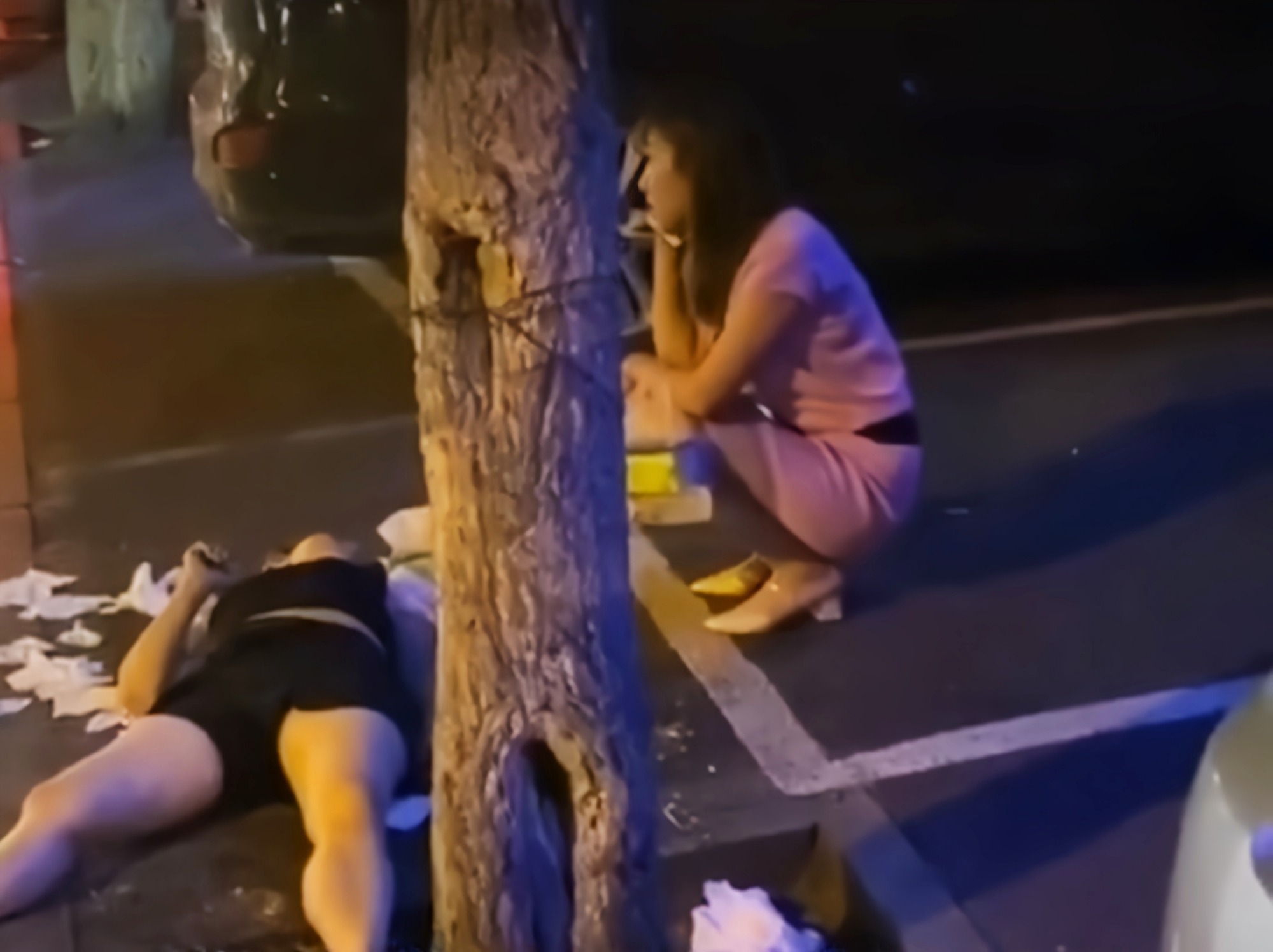 女子醉酒倒在路边,闺蜜给其老公打电话被怼:跟谁喝的谁管