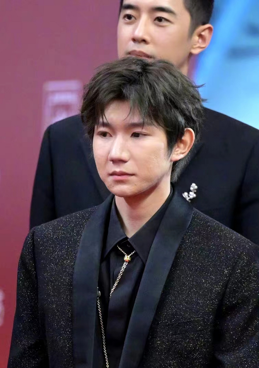 王源生图曝光!  无美颜滤镜下的他,脸部有点肥胖,皮肤似乎不是很好,还