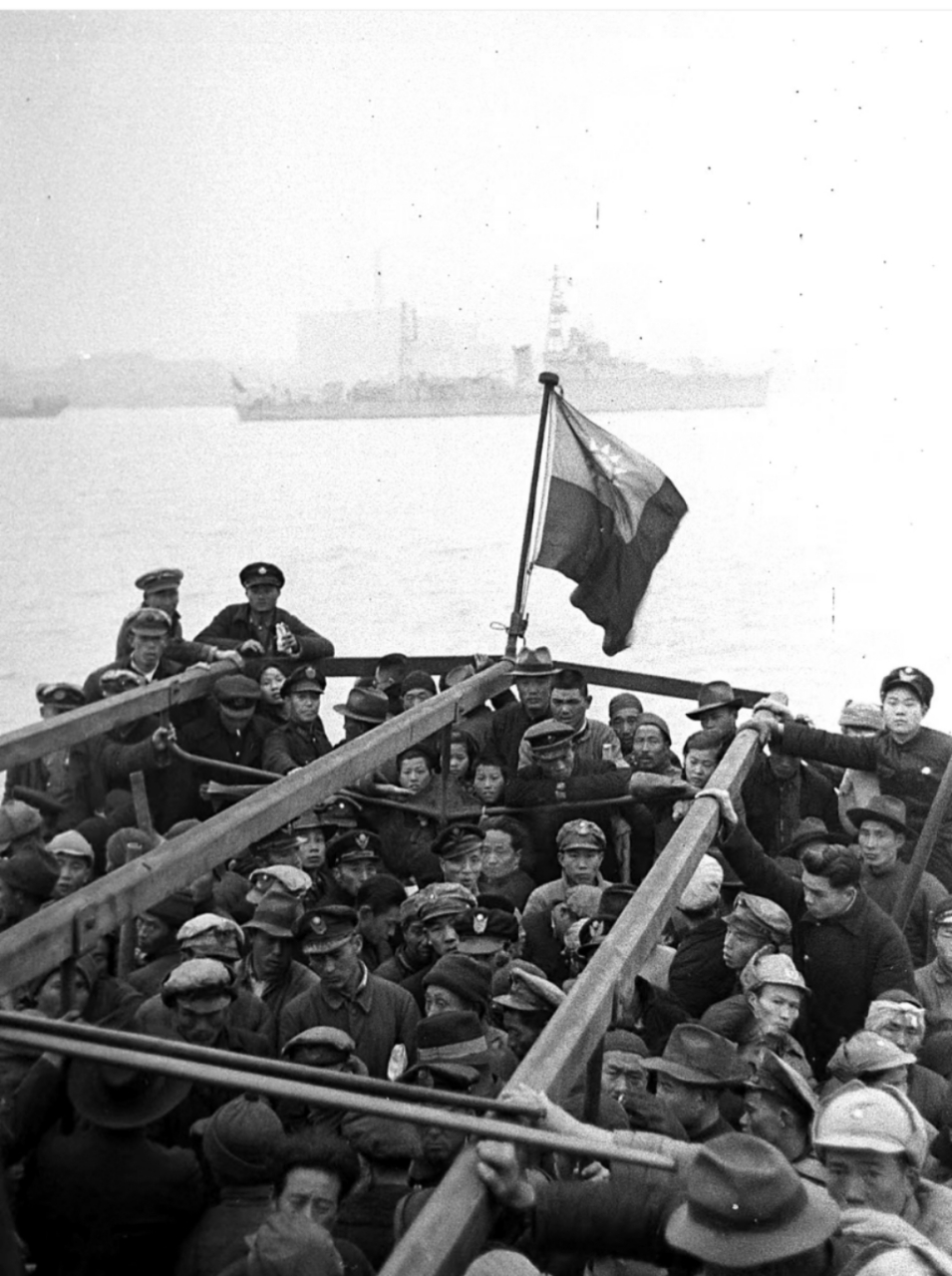1949年,正在撤离南京的国民党军队,船上有密密麻麻的军人,远处还能