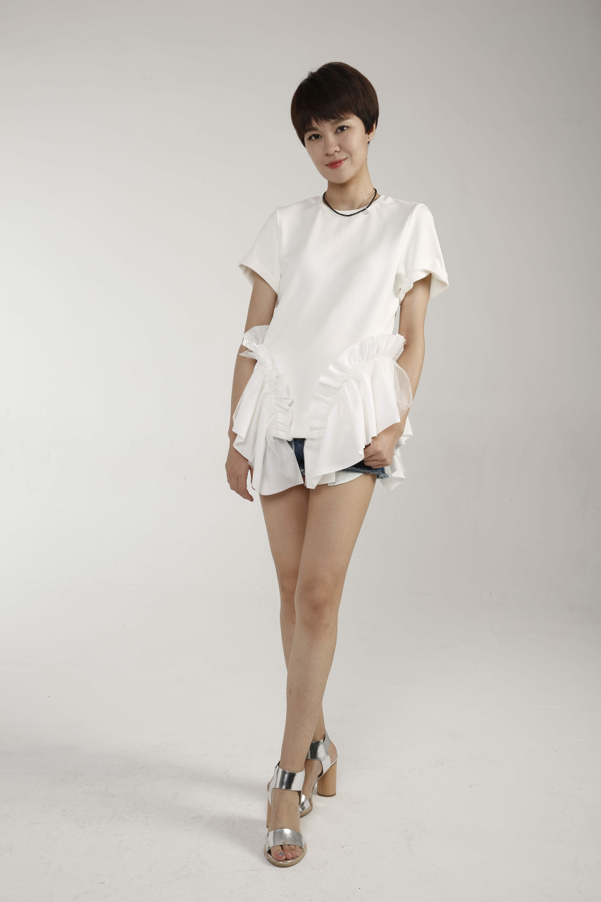 郁可唯人美腿长