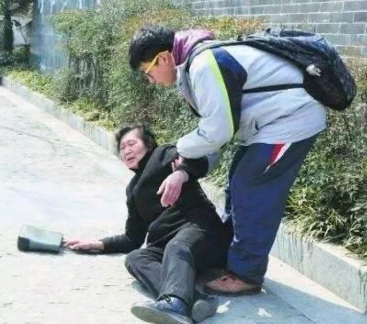 少年扶起摔倒老人反被讹,是非曲直就应由法院来裁判