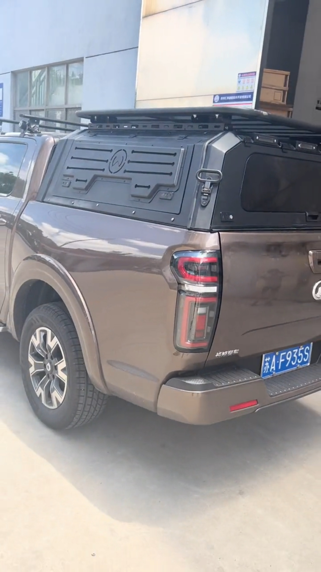 长城炮乘用版加装三开门后货箱高盖和侧帐天幕效果实拍