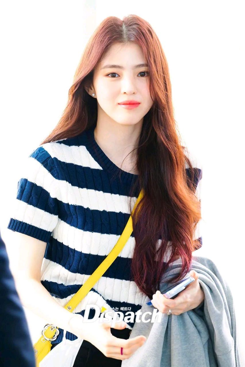 韩素希今日机场图 身着条纹针织短袖简约清新,面对粉丝害羞捂嘴笑也太