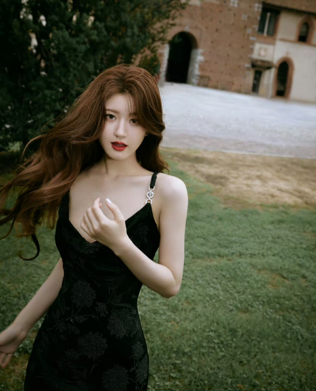 赵露思现身意大利庄园,新染的发色和黑色礼服非常搭调,口红色号也很