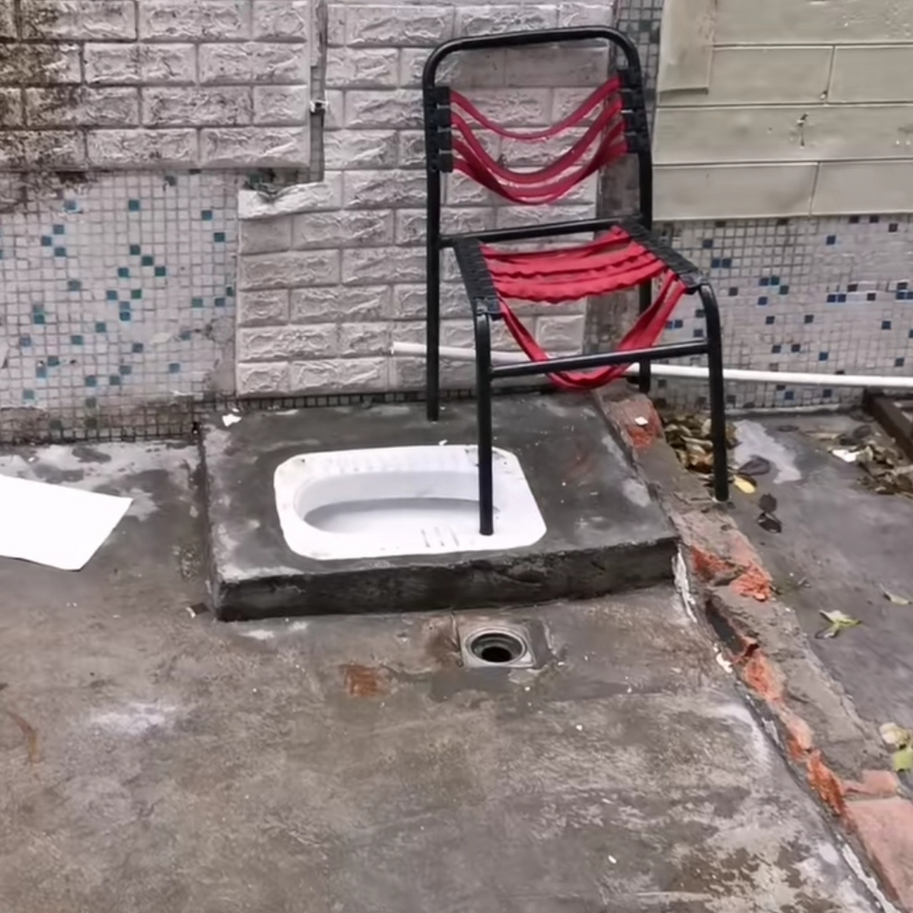 露天厕所,要不是网友说是在东莞塘厦,我还以为是印度呢!