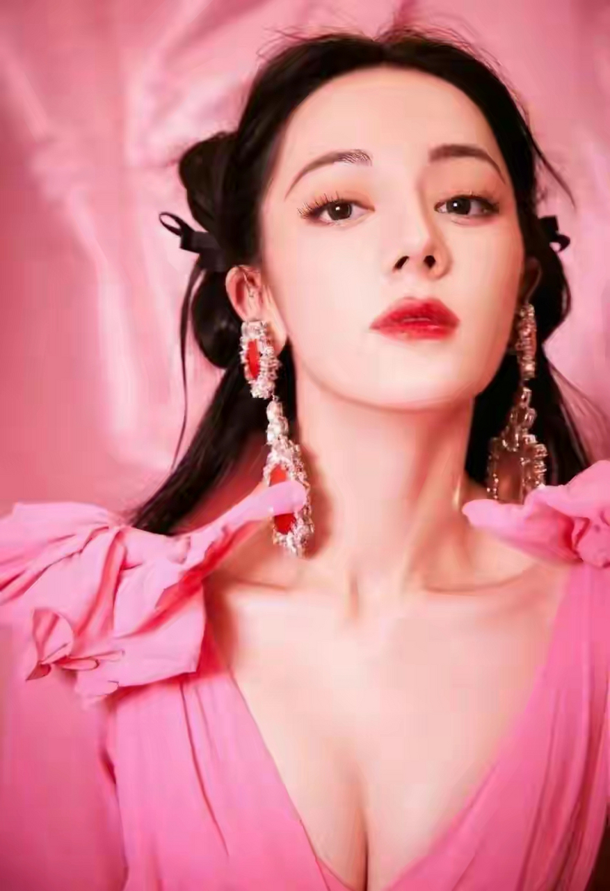 迪丽热巴粉色蝴蝶结连衣裙,性感又充满活力,魅力又可爱