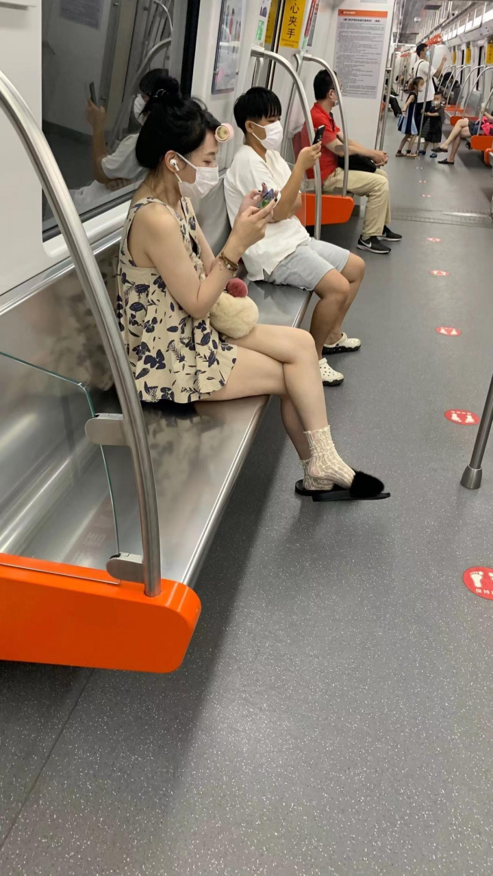 地铁上的美女图片