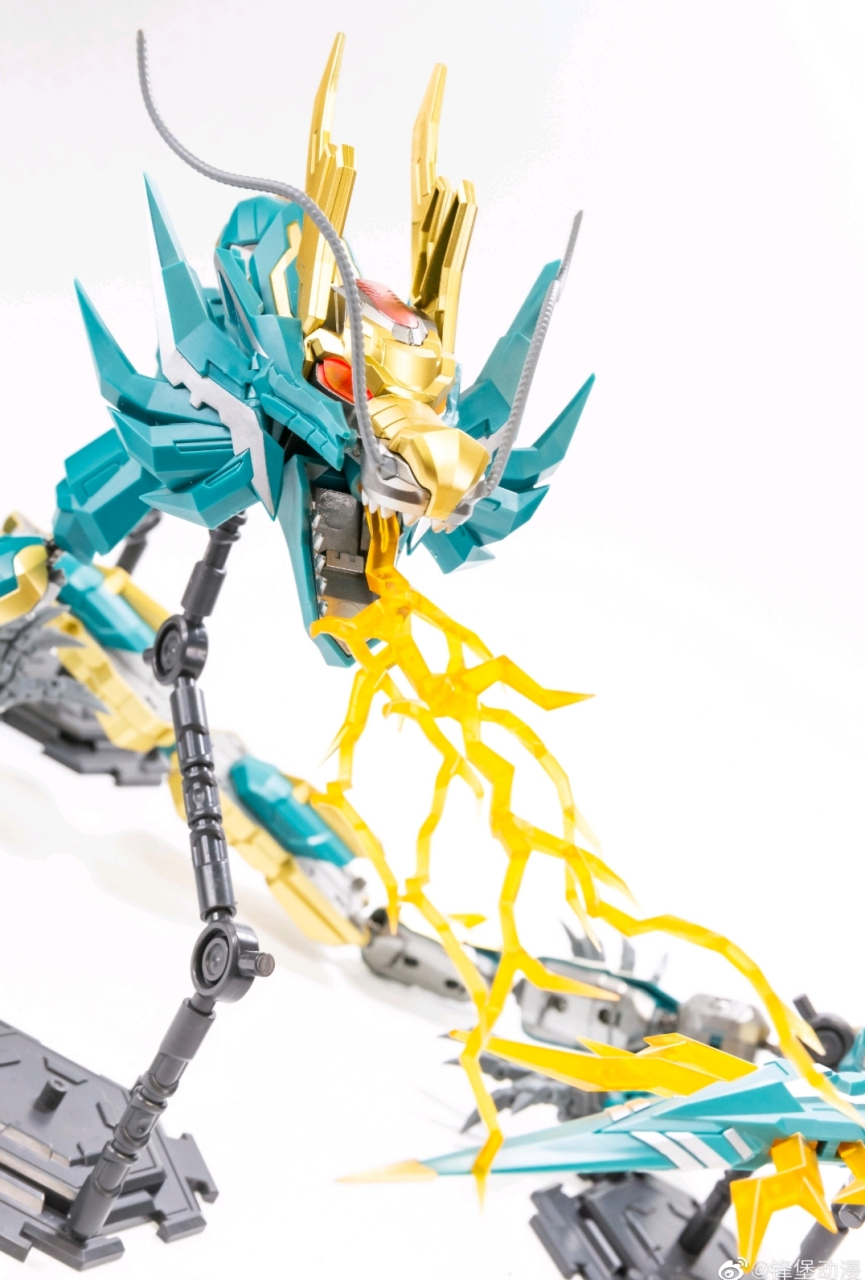模型欣赏:锋堡动漫 神龙变形机甲,可以在人形与龙形切换,头部有灯光. 