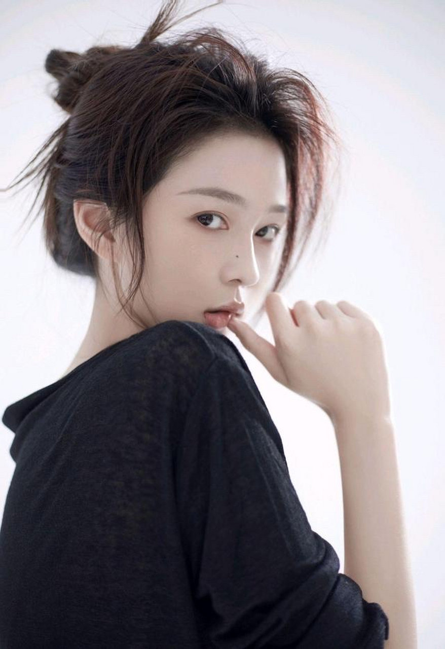 邱诗媛,1996年10月10日出生于湖北省武汉市,毕业于华东师范大学播音与